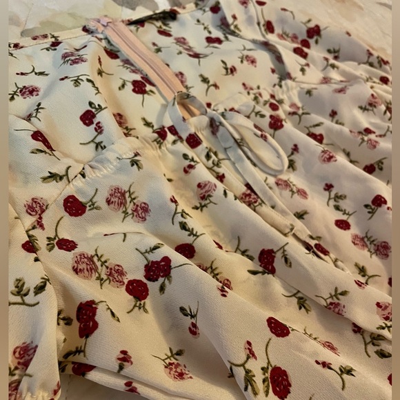 Floral Short Puff Sleeved Dress - Picture 3 of 9